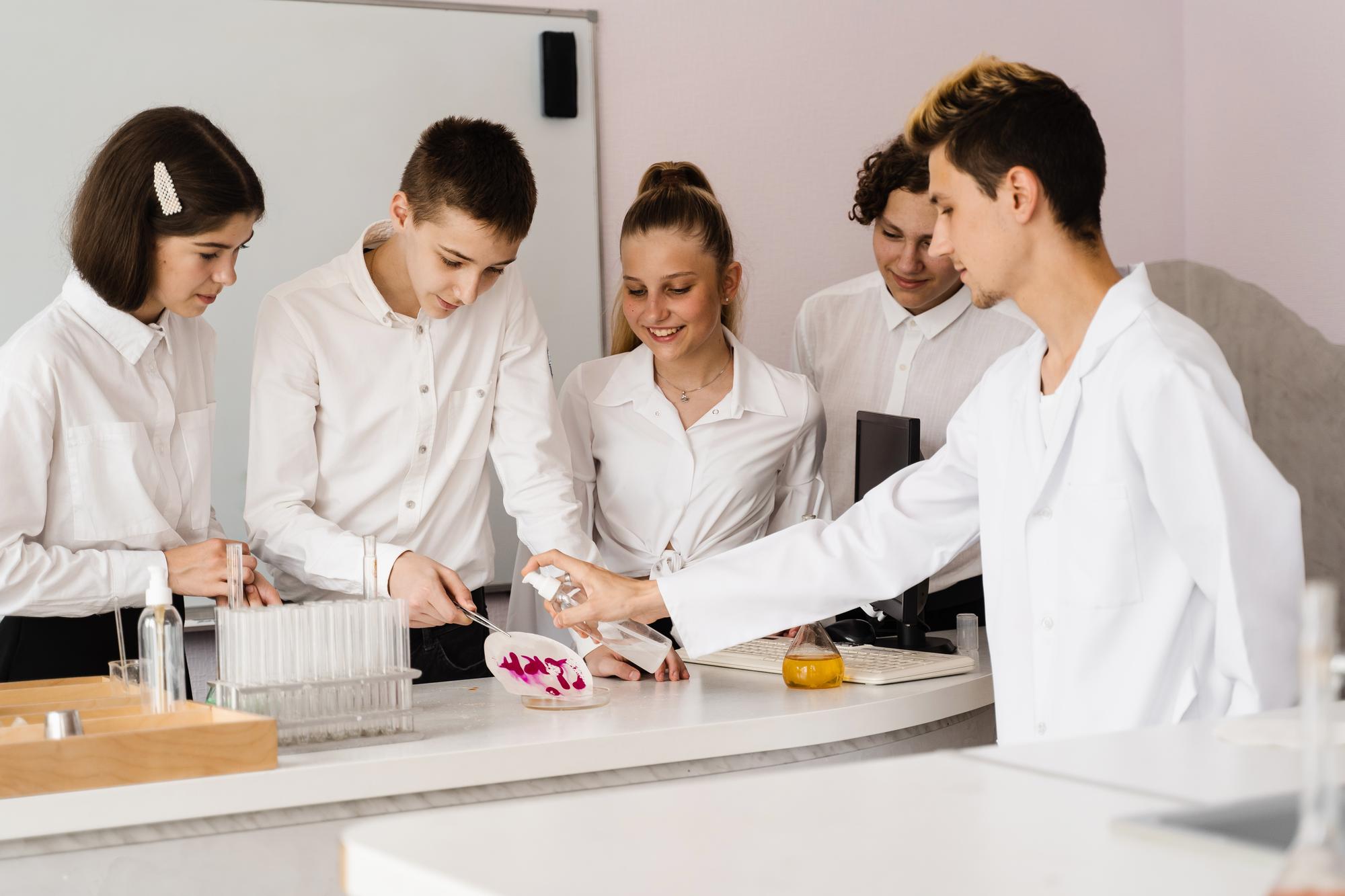 Lezione pratica con allievi al banco