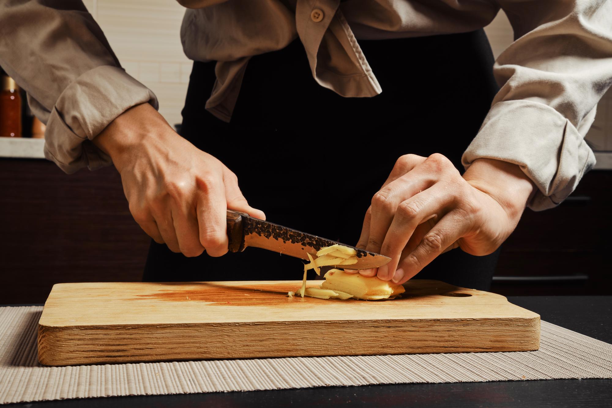 Chef che mostra tecnica di taglio